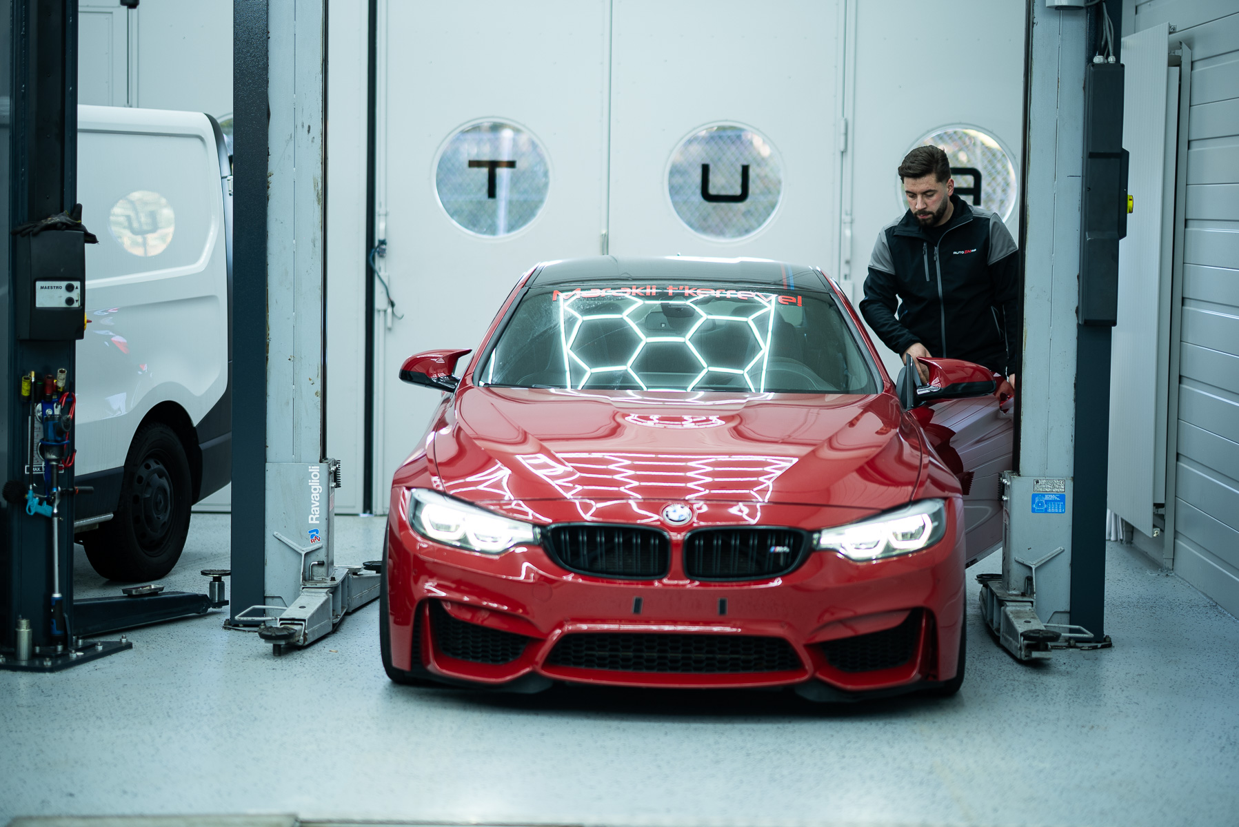 BMW M4 auf der Hebebühne